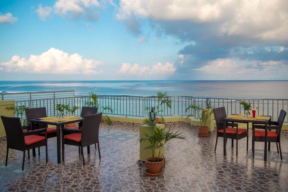 Rooftop terrace with ocean view at Starry Beach Inn